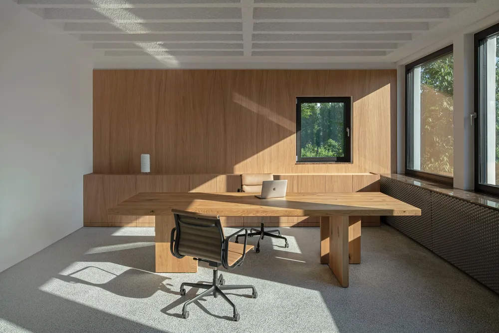 Besprechungsraum mit Holztisch und Holzvertäfelung im Stammhaus
