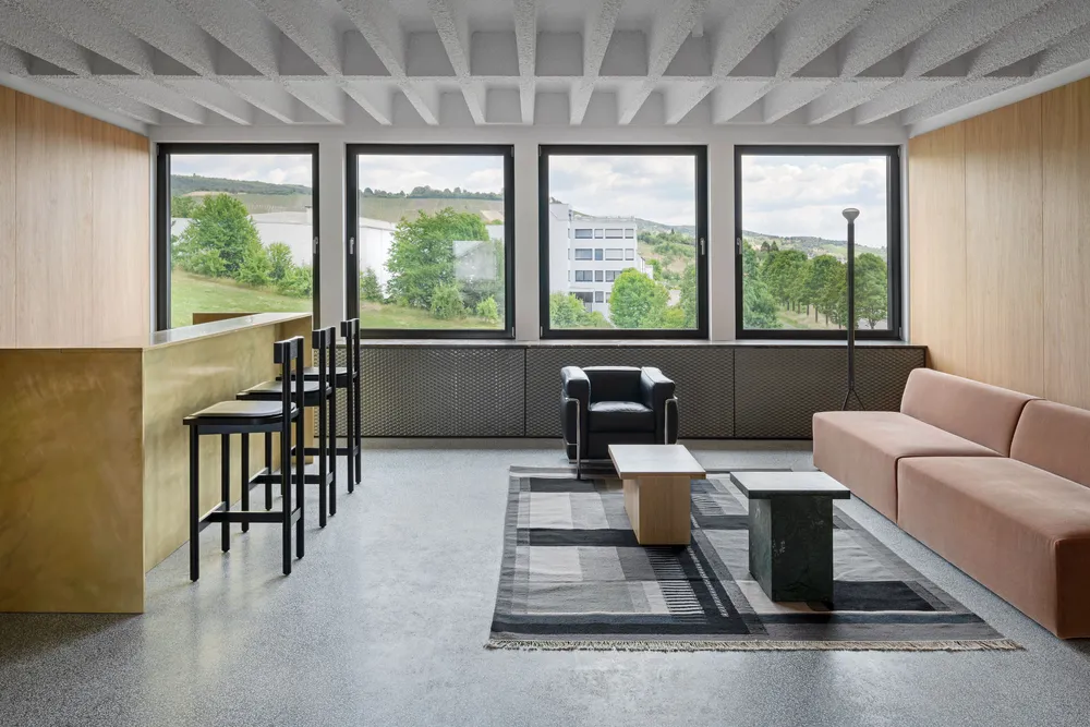 Lounge im sanierten Stammhaus mit Sofa, Bar und Blick ins Remstal