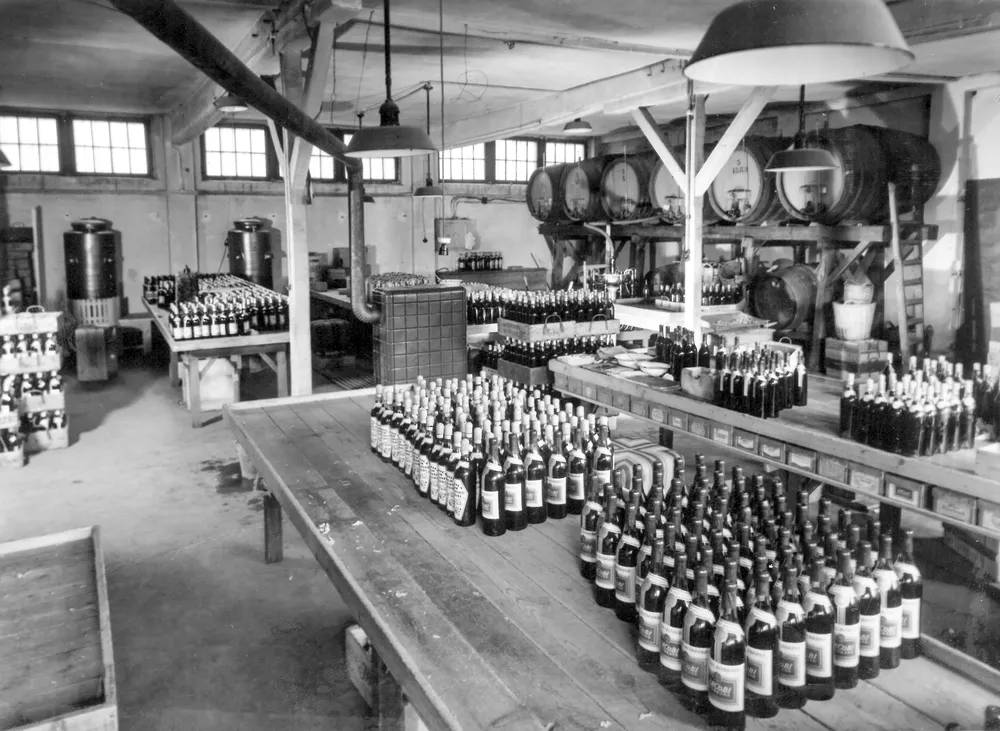 Historische Abfüllhalle der Weinbrennerei Jacobi mit Flaschen
