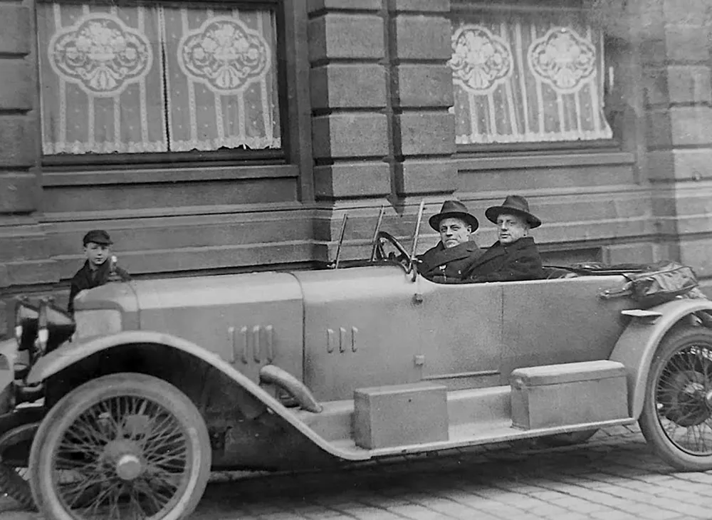 Die Gebrüder Jacobi im offenen Automobil vor dem Firmengebäude