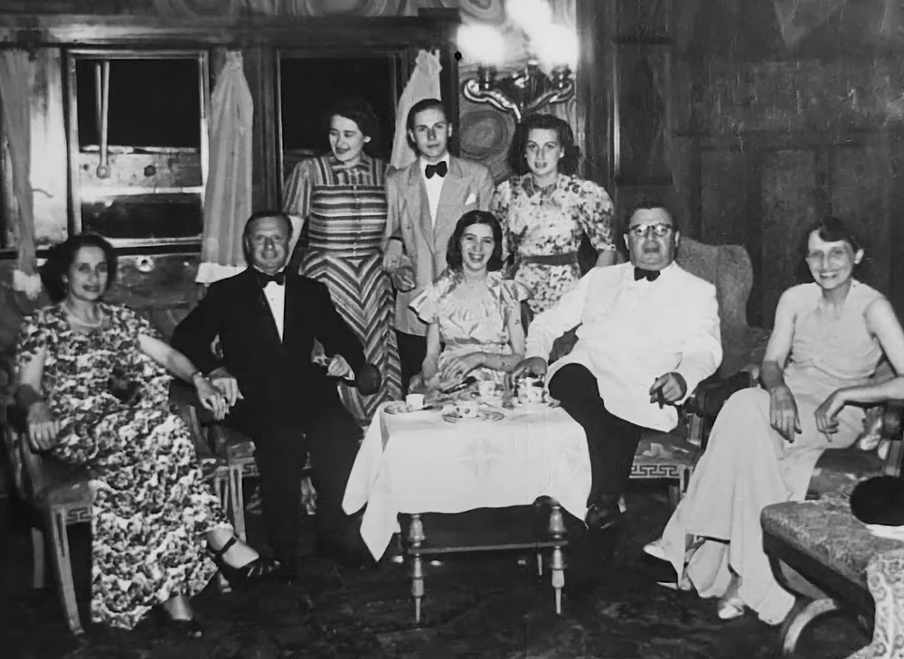 Familie Jacobi beim gemeinsamen Beisammensein, historisches Foto