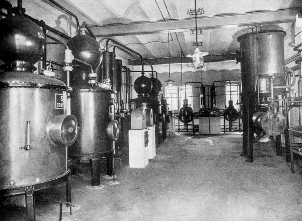 Historische Brennblasen in der Destillerie